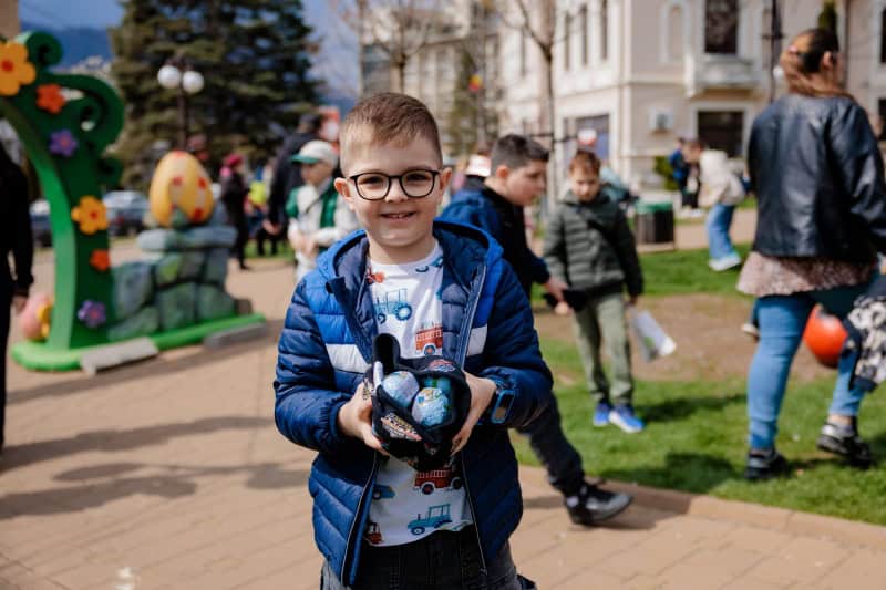 Caravana Iepurasului 10 - FOTO. „Caravana Iepurașului” a cucerit inimile pietrenilor în a doua zi de Paște