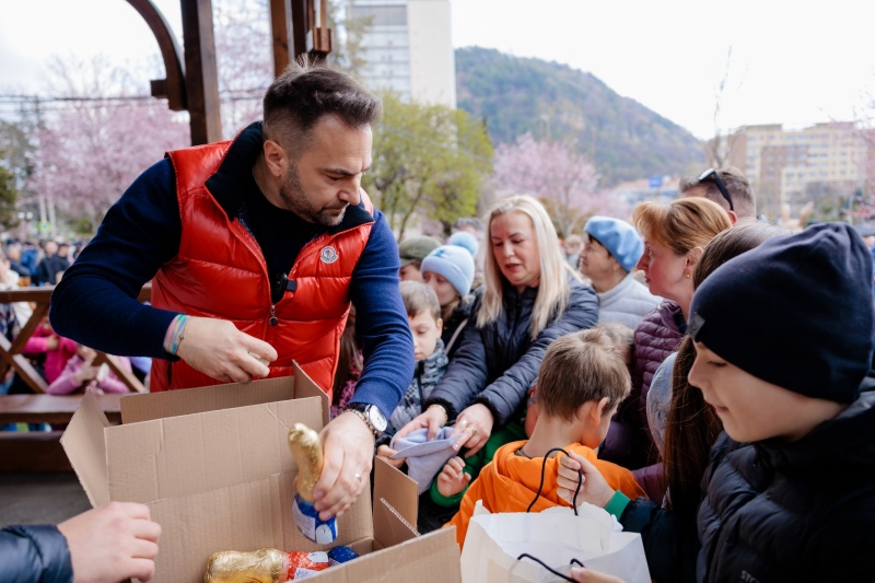 FOTO. „Caravana Iepurașului” a cucerit inimile pietrenilor în a doua zi de Paște 4 Caravana Iepurasului 11