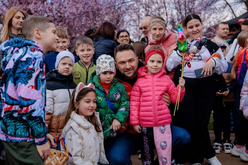 Caravana Iepurasului 14 - FOTO. „Caravana Iepurașului” a cucerit inimile pietrenilor în a doua zi de Paște