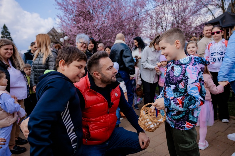 FOTO. „Caravana Iepurașului” a cucerit inimile pietrenilor în a doua zi de Paște 12 Caravana Iepurasului 2