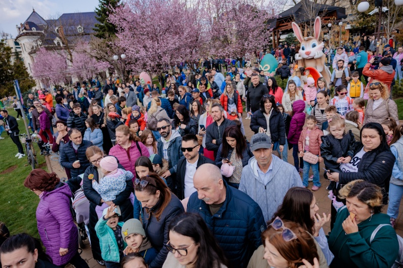 FOTO. „Caravana Iepurașului” a cucerit inimile pietrenilor în a doua zi de Paște 2 Caravana Iepurasului 4