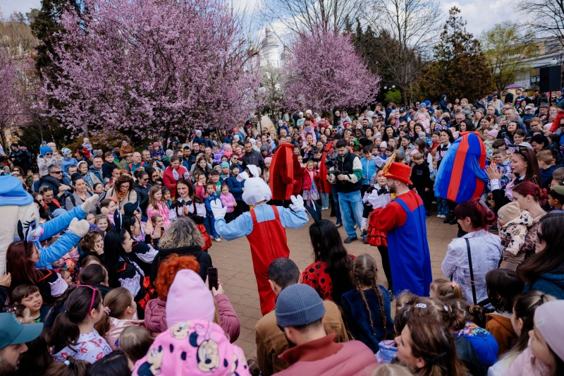 FOTO. „Caravana Iepurașului” a cucerit inimile pietrenilor în a doua zi de Paște Caravana Iepurasului 5