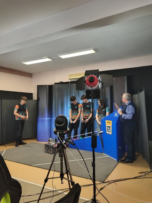 Cybergods in platou 01 - Cyb3rg0ds au condus roboțelul CNI-ist în platoul ”Cafelei de dimineață”