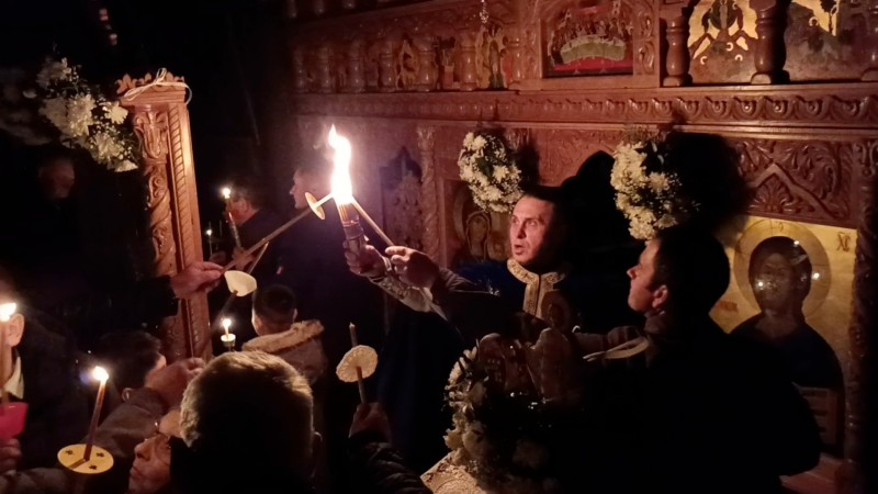 Lumina Învierii – de ce se păstrează lumânarea în casă și când se folosește! Lumina Învierii - Biserica Buna Vestire, Poiana Largului