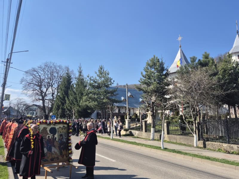 WhatsApp Image 2026 04 04 at 16.11.49 1 - Video-foto. Pelerinaj de Florii la Biserica Sfântul Nicolae din Târgu Neamț