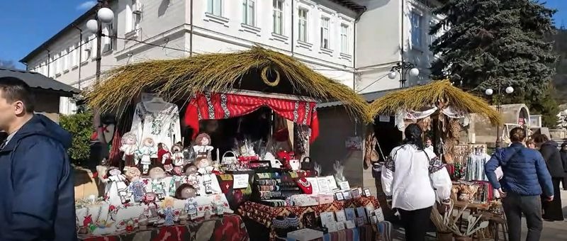 VIDEO. Vremea frumoasă a adus pietrenii la Târgul de Florii 7 WhatsApp Image 2026 04 04 at 21.18.17 2