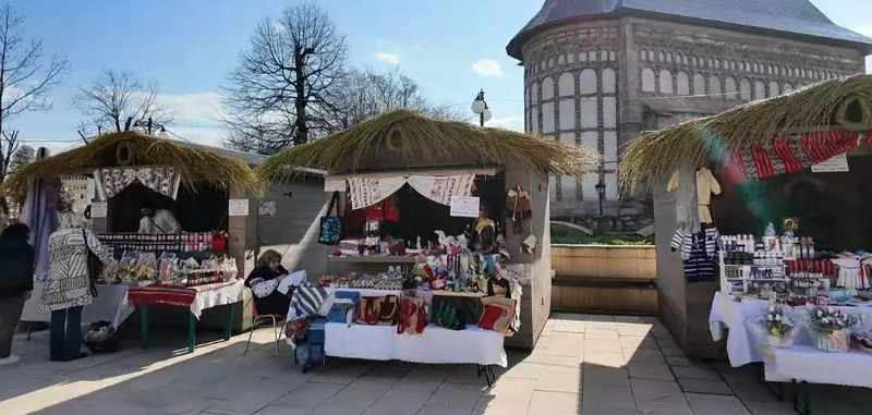 VIDEO. Vremea frumoasă a adus pietrenii la Târgul de Florii 2 WhatsApp Image 2026 04 04 at 21.18.17