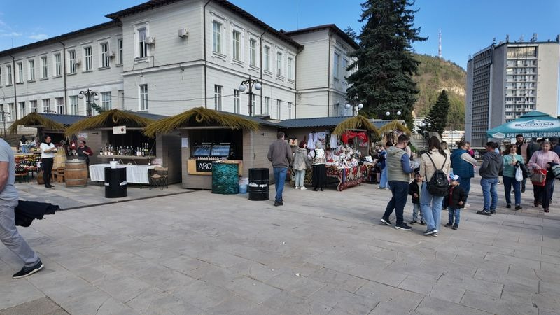 Floriile – ultima zi a târgului de primăvară la Piatra Neamț 1 WhatsApp Image 2026 04 05 at 19.40.59 2