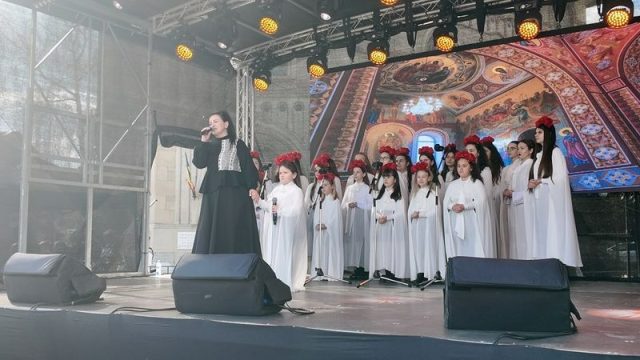 Floriile – ultima zi a târgului de primăvară la Piatra Neamț WhatsApp Image 2026 04 05 at 19.41.00