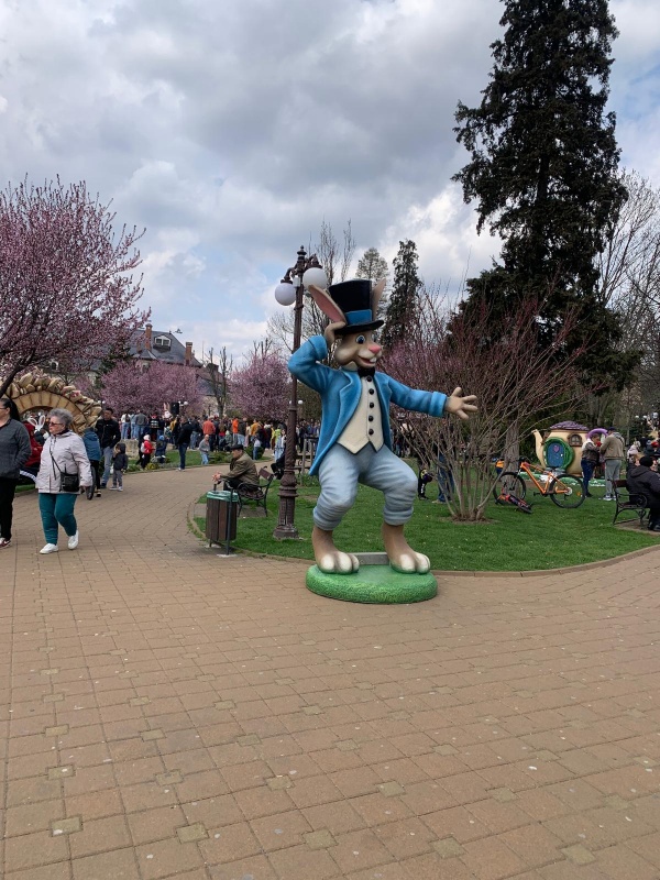 FOTO. „Caravana Iepurașului” a cucerit inimile pietrenilor în a doua zi de Paște 13 WhatsApp Image 2026 04 13 at 12.54.53