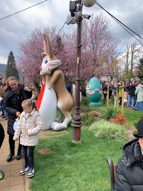 FOTO. „Caravana Iepurașului” a cucerit inimile pietrenilor în a doua zi de Paște 15 WhatsApp Image 2026 04 13 at 12.54.55