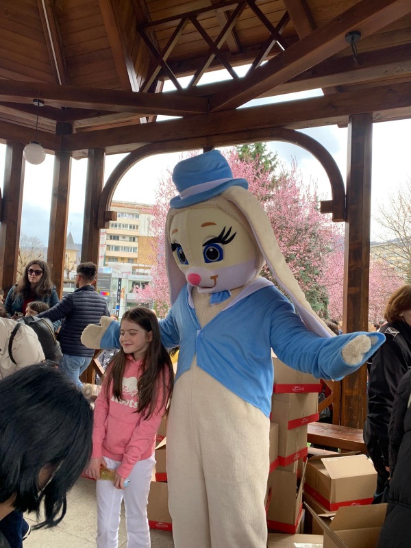 FOTO. „Caravana Iepurașului” a cucerit inimile pietrenilor în a doua zi de Paște 16 WhatsApp Image 2026 04 13 at 12.54.56 1