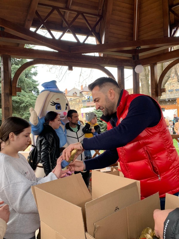 FOTO. „Caravana Iepurașului” a cucerit inimile pietrenilor în a doua zi de Paște 3 WhatsApp Image 2026 04 13 at 12.54.56