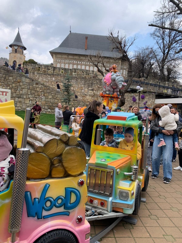 FOTO. „Caravana Iepurașului” a cucerit inimile pietrenilor în a doua zi de Paște 21 WhatsApp Image 2026 04 13 at 13.00.49