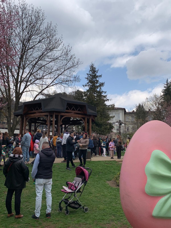 FOTO. „Caravana Iepurașului” a cucerit inimile pietrenilor în a doua zi de Paște 19 WhatsApp Image 2026 04 13 at 13.02.16 1