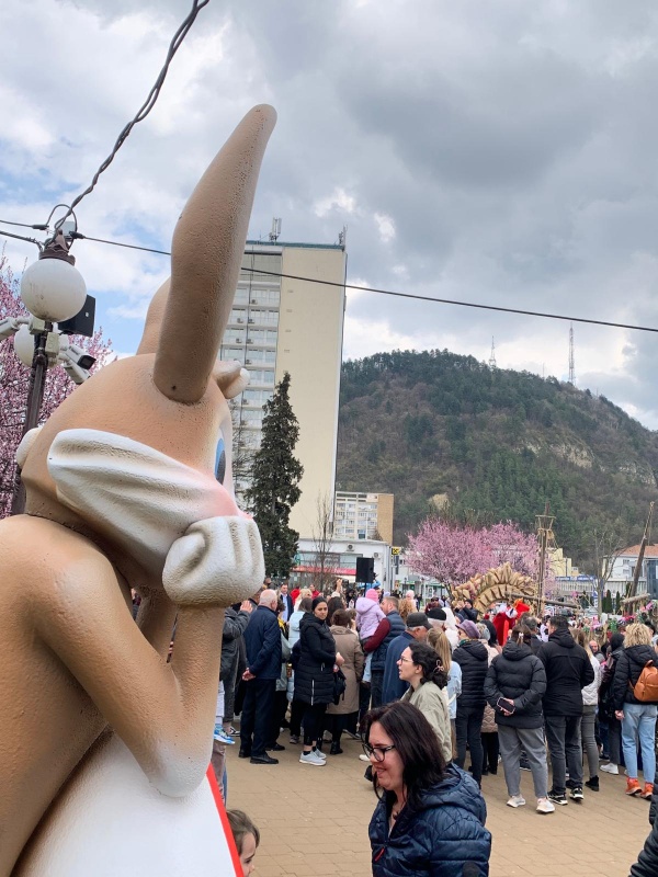 FOTO. „Caravana Iepurașului” a cucerit inimile pietrenilor în a doua zi de Paște 18 WhatsApp Image 2026 04 13 at 13.02.16 2