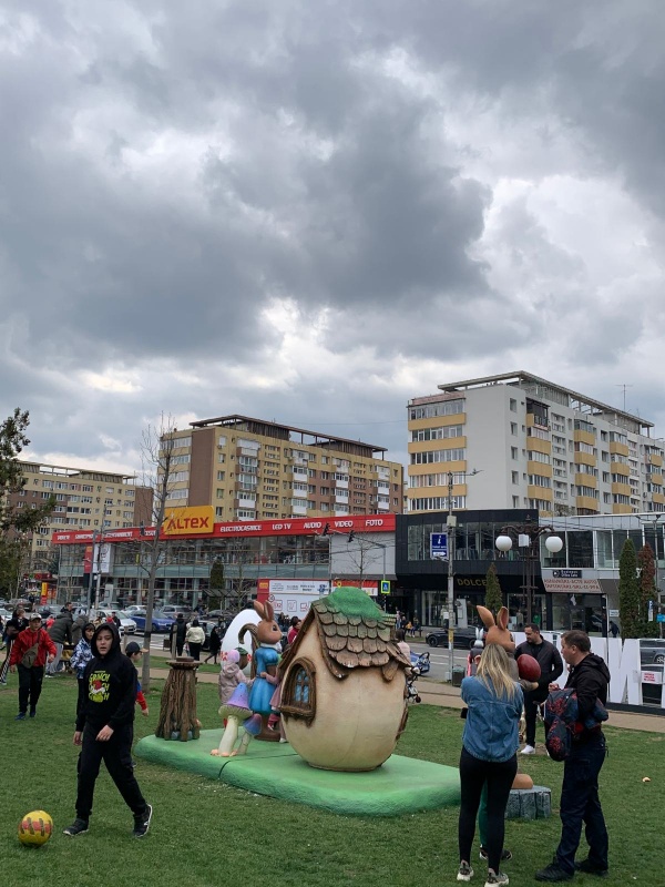 FOTO. „Caravana Iepurașului” a cucerit inimile pietrenilor în a doua zi de Paște 20 WhatsApp Image 2026 04 13 at 13.02.16