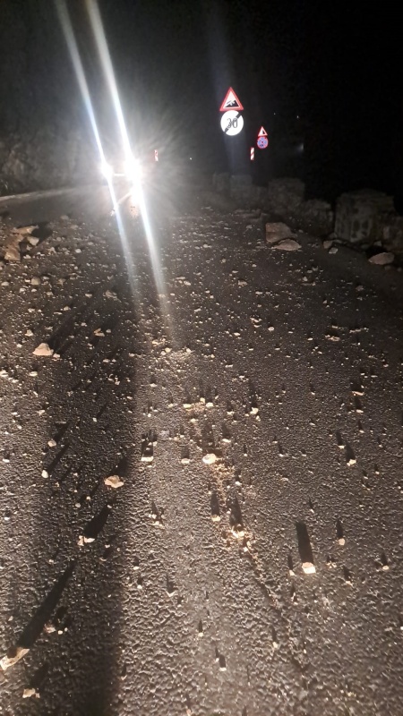 FOTO. Atenție șoferi! Căderi de pietre în Cheile Bicazului - drumarii intervin pentru curățarea șoselei 2 WhatsApp Image 2026 04 14 at 11.47.03