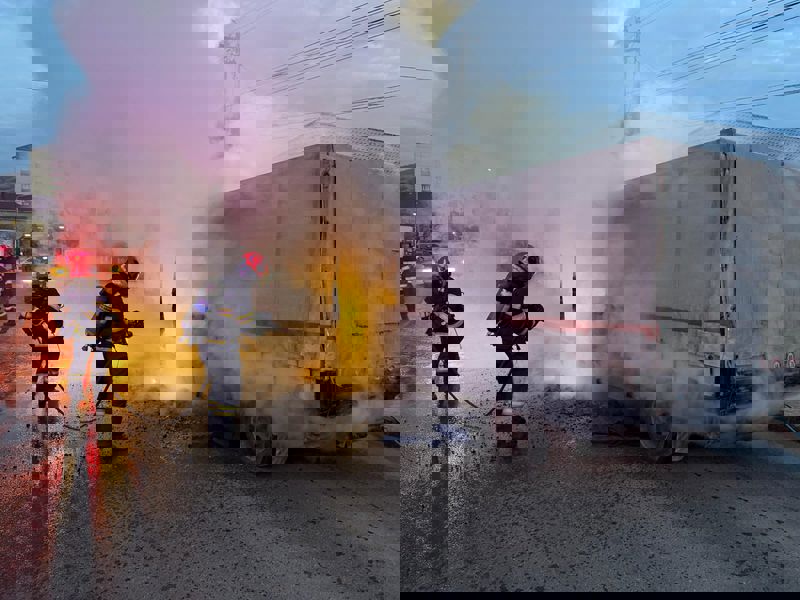 FOTO. Autoutilitară în flăcări pe o stradă din Piatra Neamț 2 WhatsApp Image 2026 04 16 at 09.56.18