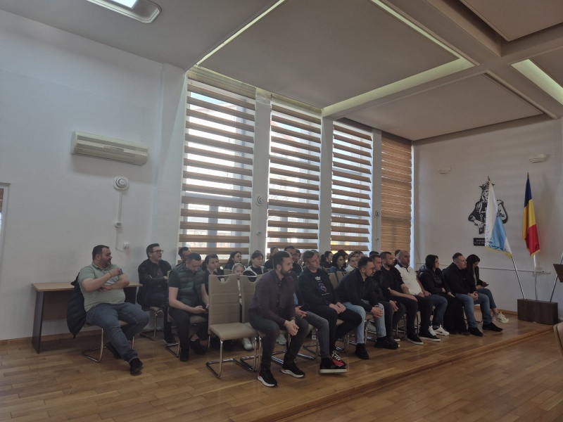 Video-Foto. Dezbatere despre păcănele la Târgu-Neamț: industria prezentă, comunitatea absentă 4 WhatsApp Image 2026 04 16 at 10.20.17