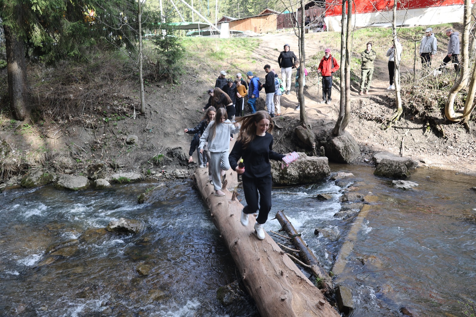 Clubul de jurnalism de mediu de la Borca pe Valea Bicazului – excursia tematică 2 5 WhatsApp Image 2026 04 26 at 15.12.18