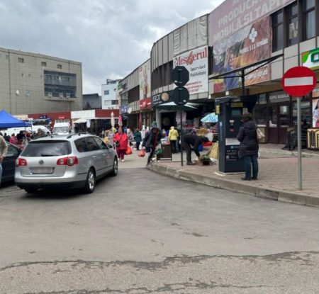 Piatra Neamț. Parcare nesimțită în Piața Centrală parcare nesimtita