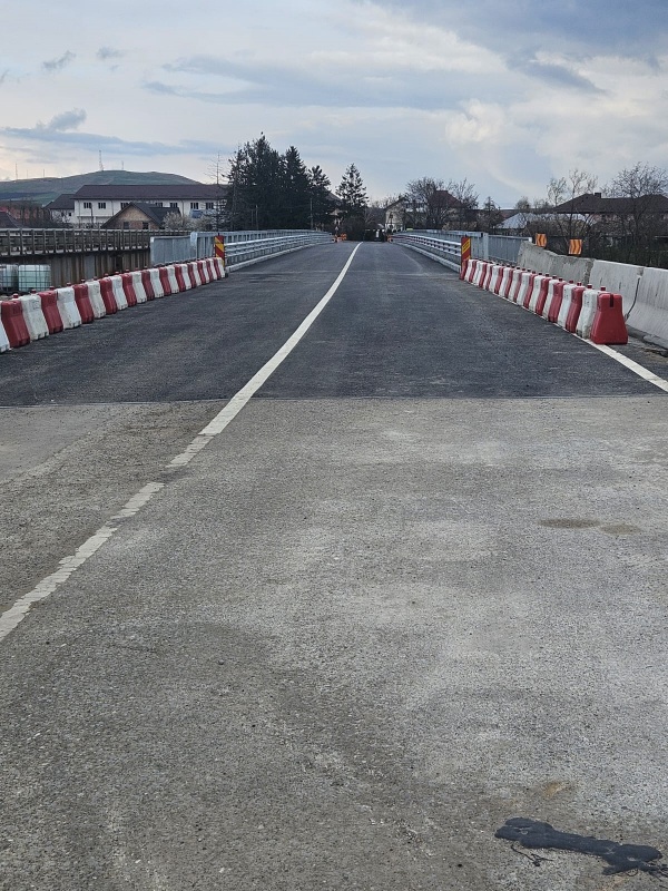 Podul de la Girov – circulație dirijată pentru montarea unor parapeți