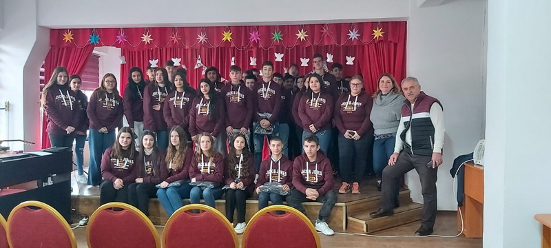 Liceul ”Gheorghe Ruset Roznoveanu” – proiecte, rezultate și perspective! 2 ruset roznovanu directorul cu elevii resize