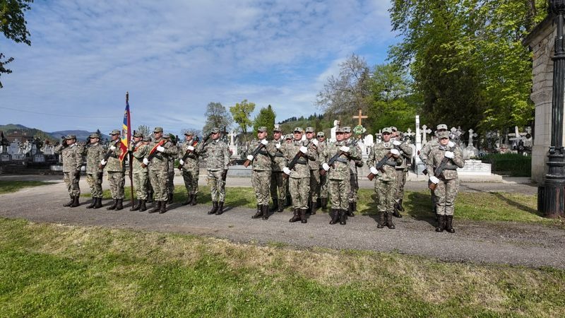 FOTO&VIDEO Ziua Veteranilor de Război, marcată la Piatra Neamț prin ceremonie militară și defilare