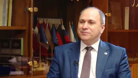 Un ministru pe ultima sută de metri are idei: Evaluarea Națională la final de gimnaziu ar putea fi modificată Mihai Dimian ministrul Educatiei