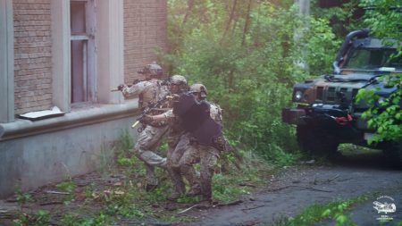 Exercițiu NATO cu forțe speciale, la granița Neamțului: simulare de luptă urbană la Comănești NATO COMANESTI 3