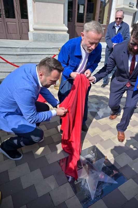 VIDEO-FOTO. Aleea Personalităților din Piatra Neamț are două stele noi dedicate regizorilor Radu Afrim și David Esrig 1 Stele AfrimEsrig 5