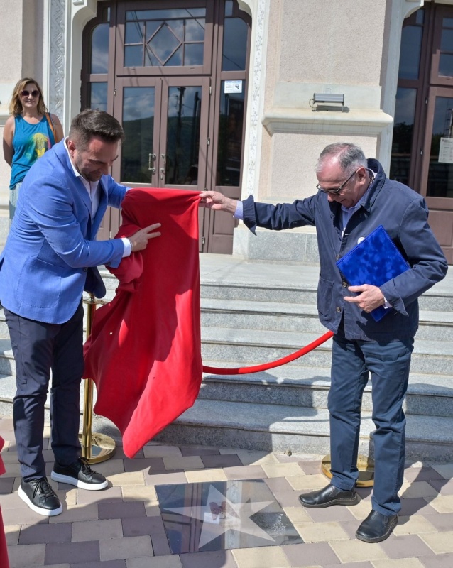 VIDEO-FOTO. Aleea Personalităților din Piatra Neamț are două stele noi dedicate regizorilor Radu Afrim și David Esrig 4 Stele AfrimEsrig 7