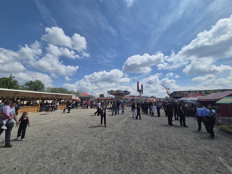 VIDEO-FOTO. Bâlciul din Humulești atrage sute de oameni: distracție, terase și atmosferă de sărbătoare 8 WhatsApp Image 2026 05 17 at 13.35.05