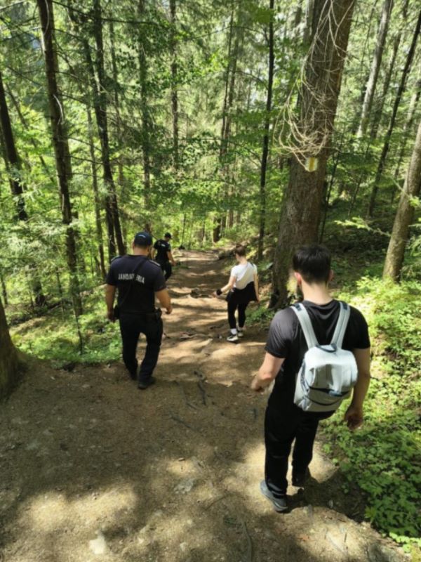 Turiști escortați de jandarmi după ce s-au întâlnit cu ursul în Cheile Bicăjelului 1 WhatsApp Image 2026 05 27 at 18.47.03