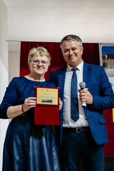 Pildești, Cordun: Liceul Tehnologic „Sfântul Ioan de La Salle” – un sfert de secol de existență! aniversare 25 ani la salle pildesti primarul cu directoarea cristina istoc