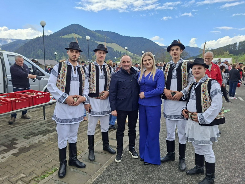 borca primarita cu harpa la festival resize