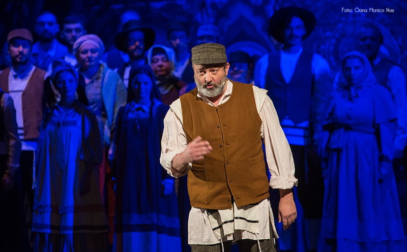 A XXXVII-a ediție a Festivalului de Teatru de la Piatra-Neamț / Claudiu Istodor: ”O căsnicie minunată de patru ani” 2 claudiu istodor in rolul tevie laptarul la teatrul evreiesc 2020