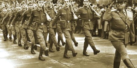 Decizie ÎCCJ: stagiul militar obligatoriu se pune la vechime, dar nu aduce pensionare mai rapidă defilare armata rsr