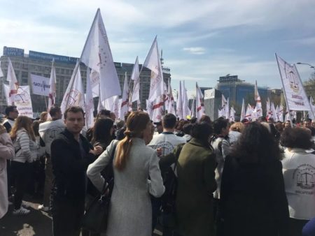 Legea salarizării riscă să blocheze instanțele: grefierii discută declanșarea protestelor grefieri protest