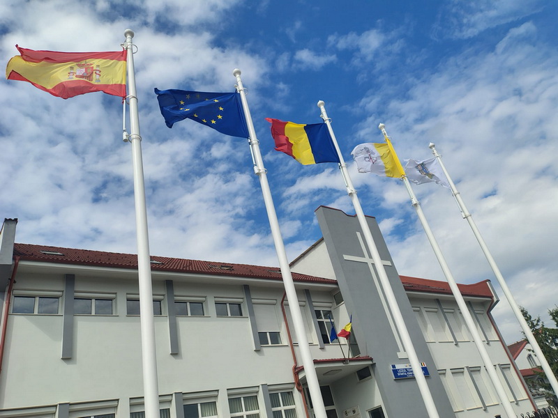 Pildești, Cordun: Liceul Tehnologic „Sfântul Ioan de La Salle” - un sfert de secol de existență! 5 la salle pildesti steaguri