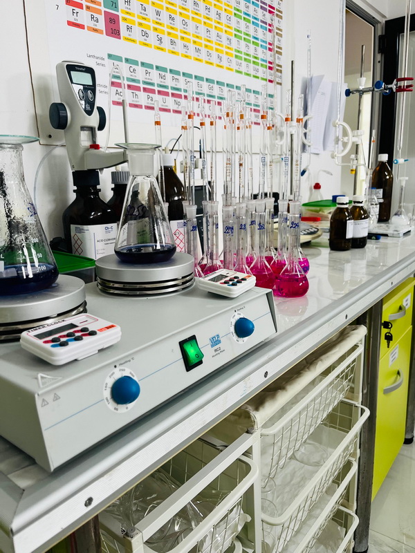 De la șantier la eprubetă / Povestea Concordia Laboratory, o provocare câștigată de familia Mazilu 5 laborator concordia 4 resize
