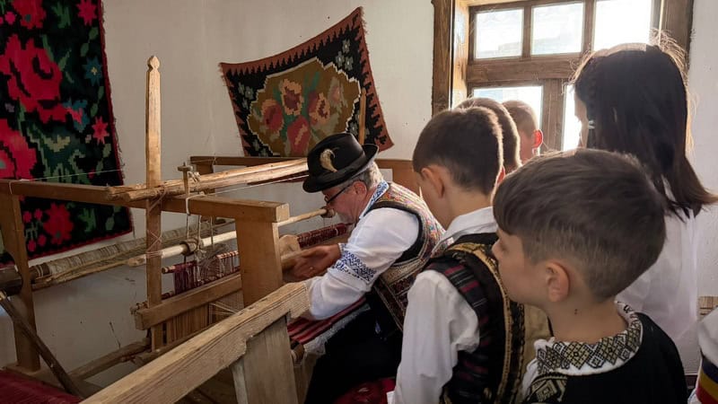 muzeu grinties 8 resize - FOTO La muzeu pentru... „Comorile Neamţului”