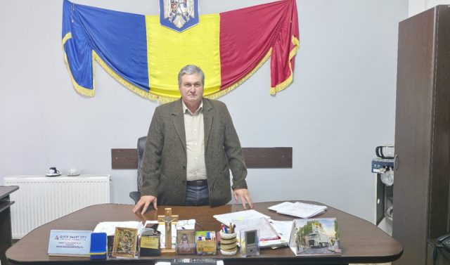 VALEA URSULUI. Școli mai sigure, apă pentru toți și drumuri în lucru primar viorel smeria valea ursului