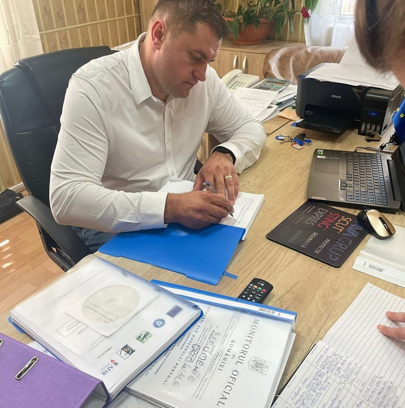 FARCAȘA Investiții și proiecte pentru dezvoltare: canalizare, infrastructură și educația în prim-plan! 1 primarul bogdan tifui