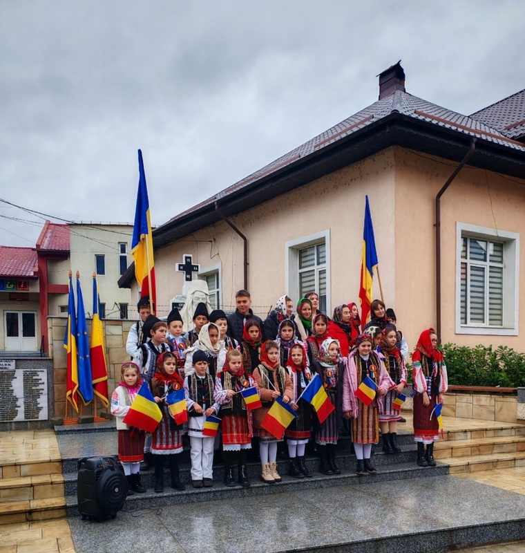 Școala „Ioan Luca” Farcașa - un parcurs demn de așteptările comunității! 1 scoala farcasa elevi in costum popular