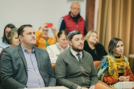 Școala „Ioan Luca” Farcașa – un parcurs demn de așteptările comunității! scoala farcasa primarul cu directorul scolii ioan luca