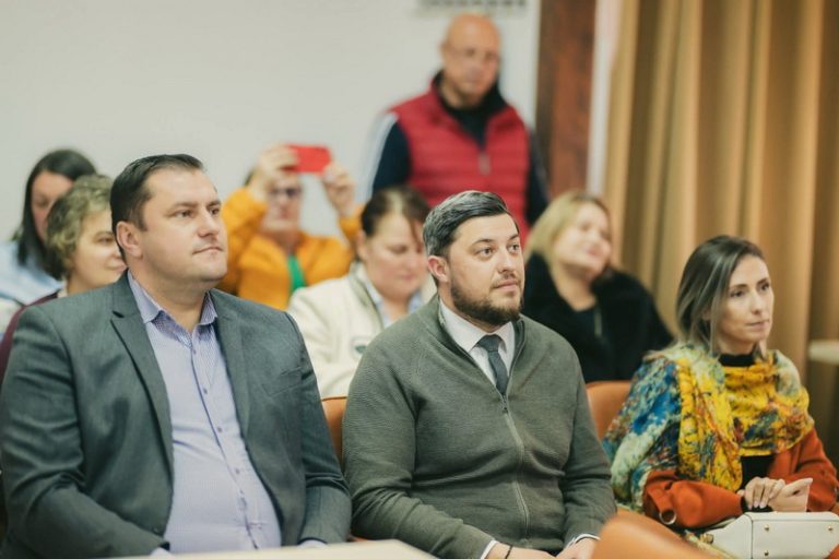 Școala „Ioan Luca” Farcașa – un parcurs demn de așteptările comunității! scoala farcasa primarul cu directorul scolii ioan luca