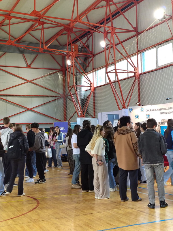 FOTO&VIDEO Interes maxim la Târgul de oferte educaționale pentru absolvenții claselor a VIII-a 1 targ educational 1 resize