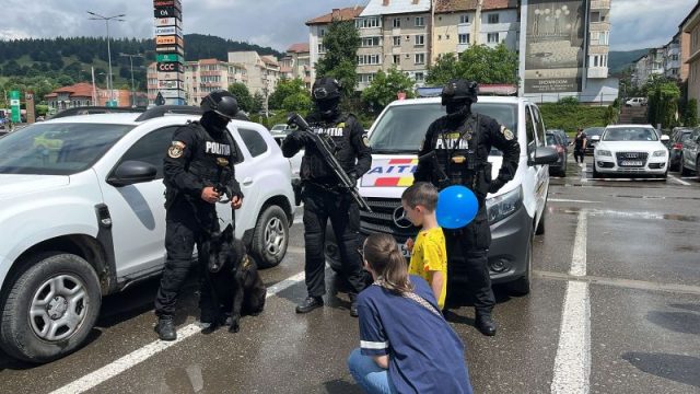Polițiștii, jandarmii și pompierii, la joacă cu copiii la Shopping City 13